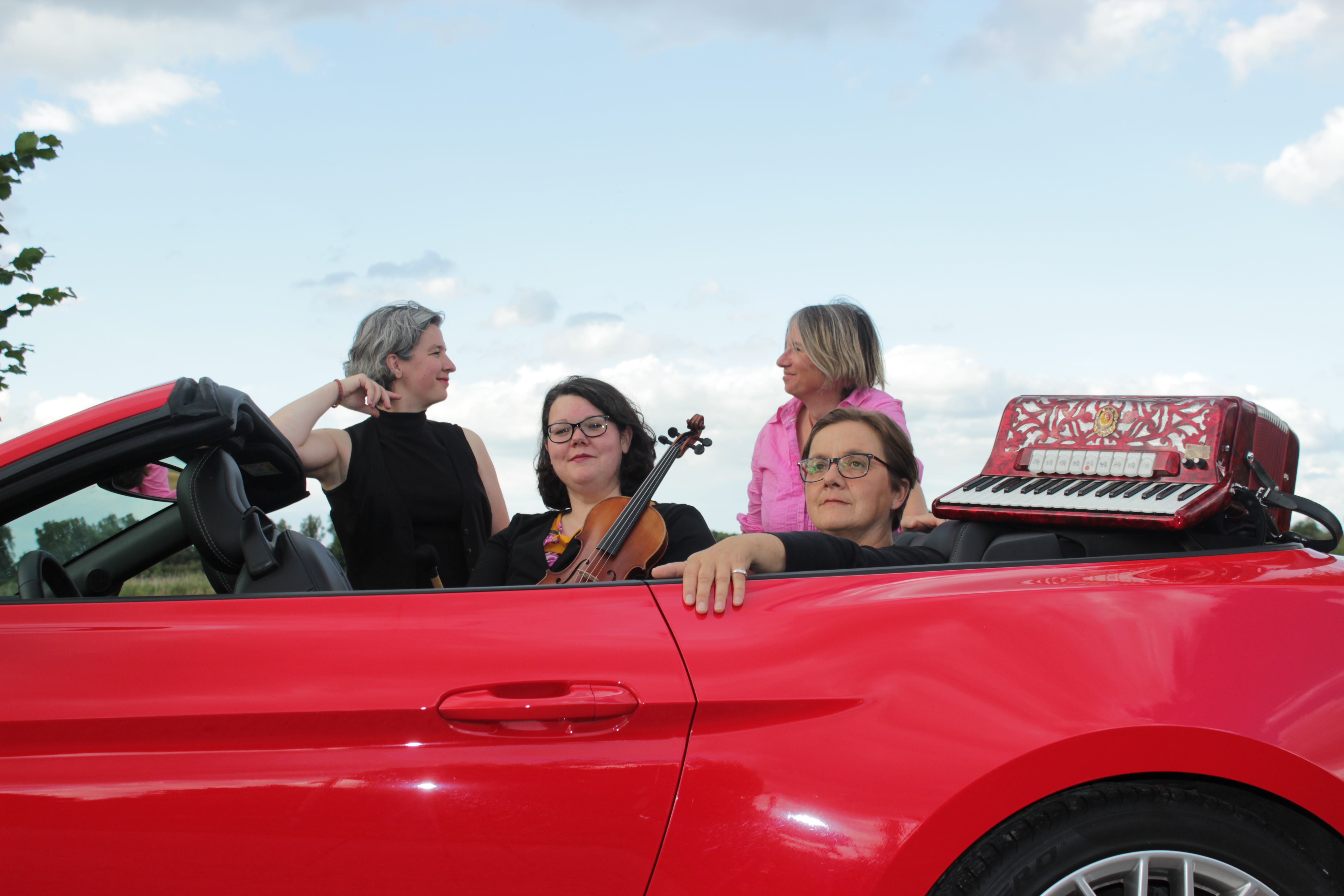 Vier Diven auf dem Weg zum Auftritt